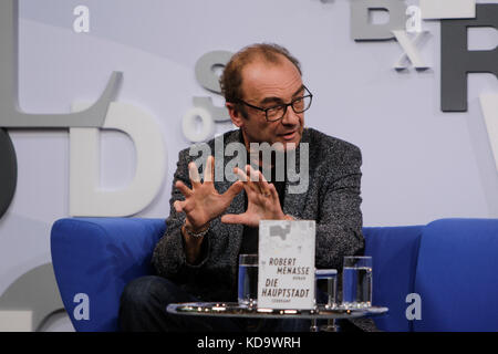 Francfort, Allemagne. 11 octobre 2017. auteur autrichien Robert Menasse est photographié lors d'une entrevue au salon du livre de Francfort. Salon du livre de Francfort 2017 est le plus grand salon du livre avec plus de 7 000 exposants et plus de 250 000 visiteurs attendus. Il est ouvert du 11 au 15 octobre avec les deux derniers jours d'être ouvert au grand public. crédit : michael debets/Alamy live news Banque D'Images