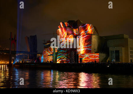 Bilbao, Espagne. Oct 11, 2017. Réflexions, plus de lumière spectaculaire façade du musée Guggenheim, Bilbao, Biscaye, Pays basque, Euskadi, Euskal Herria, l'Espagne, l'Europe Crédit : Juanma Aparicio/Alamy Live News Banque D'Images