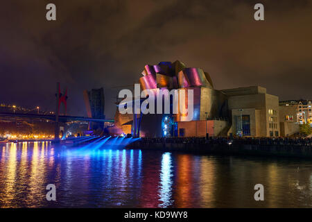 Bilbao, Espagne. Oct 11, 2017. Réflexions, plus de lumière spectaculaire façade du musée Guggenheim, Bilbao, Biscaye, Pays basque, Euskadi, Euskal Herria, l'Espagne, l'Europe Crédit : Juanma Aparicio/Alamy Live News Banque D'Images