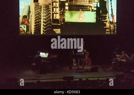 Londres, Royaume-Uni. Oct 11, 2017. gogo penguin effectuer leur nouveau score de godfrey reggio film culte du chef-d'koyaanisqatsiin au Barbican à Londres. photo date : mercredi, 11 octobre, 2017. crédit photo doit se lire : Roger garfield/Alamy live news Banque D'Images