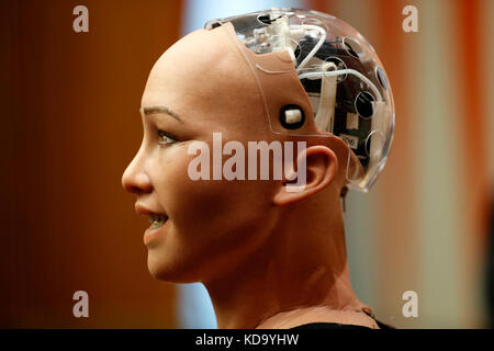 Nations Unies, New York, États-Unis. 11 octobre 2017. Sophia, un robot humanoïde réaliste, est photographié au New York, 11 octobre 2017. Sophia était ici pour assister à une réunion sur "L'avenir de tout - le développement durable à l'ère des changements technologiques rapides". Crédit : Li Muzi/Xinhua/Alamy Live News Banque D'Images