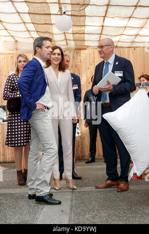 (De gauche à droite) son Altesse Royale le prince héritier Frederik Andre Henrik Christian et son Altesse Royale la princesse couronne Mary Elizabeth Donaldson assistent à une exposition danoise sur le mode de vie et la nourriture à l'ambassade du Danemark à Tokyo, on 12 octobre 2017, Japon. Le couple de la Couronne danoise se trouve au Japon dans le cadre des célébrations de 150 ans de relations diplomatiques entre le Japon et le Danemark. Credit: Rodrigo Reyes Marin/AFLO/Alay Live News Banque D'Images