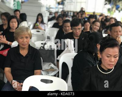 Bangkok, Thaïlande. 11 octobre 2017. Les thaïlandais en deuil commémorent le défunt roi Bhumibol à Bangkok, Thaïlande, le 11 octobre 2017. Le roi meurt le 13 octobre 2016. Des invités officiels du monde entier sont attendus pour la crémation le 26 octobre 2017. Crédit : Christoph Sator/dpa/Alamy Live News Banque D'Images