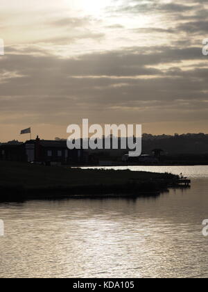 Sheerness, Kent, UK. Oct 12, 2017. Météo France : un début de journée ensoleillée à Sheerness à Barton's Point Lake. Credit : James Bell/Alamy Live News Banque D'Images