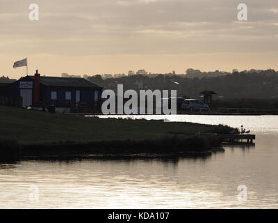 Sheerness, Kent, UK. Oct 12, 2017. Météo France : un début de journée ensoleillée à Sheerness à Barton's Point Lake. Credit : James Bell/Alamy Live News Banque D'Images