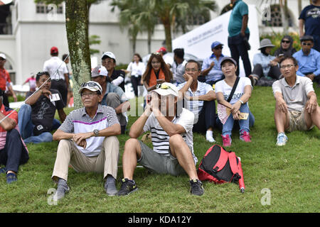 Kuala Lumpur, Malaisie. Oct 12, 2017. Les spectateurs en photo au cours de la première ronde de la Classique CIMB 2017 Golf Tournament le 12 octobre 2017 à PTC Kuala Lumpur, Malaisie. Crédit : Chris Jung/ZUMA/Alamy Fil Live News Banque D'Images