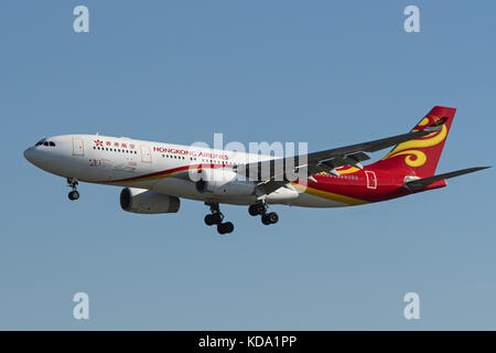 Richmond, Colombie-Britannique, Canada. 21 septembre 2017. Un avion de ligne Airbus A330-200 (B-LNK) de Hong Kong Airlines à gros porteur a volé en approche finale pour l'atterrissage. Crédit : Bayne Stanley/ZUMA Wire/Alamy Live News Banque D'Images