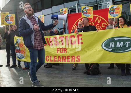 Londres, Royaume-Uni. Oct 12, 2017. Tube cleaners et le syndicat RMT manifestation devant l'Hôtel de Ville le 12 octobre 2017, appelant à une augmentation du salaire horaire, cartes de transport, prestations de maladie, et les congés payés pour tube cleaners. Credit : claire doherty/Alamy Live News Banque D'Images