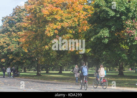 Londres, Royaume-Uni. 12Th oct 2017. uk weather : London profitez de l'automne glorieux soleil dans les jardins de Kensington sur une fraîche matinée ensoleillée dans la capitale : crédit amer ghazzal/Alamy live news Banque D'Images