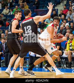 Vilnius, Lituanie. Oct 11, 2017. Alex mumbru (r) d'retabet panier bilbao rivalise pendant un rond 1 match d'Eurocup 2017-2018 entre Lietuvos rytas vilnius de Lituanie et retabet panier bilbao d'Espagne à Vilnius, Lituanie, oct. 11, 2017. crédit : alfredas pliadis/Xinhua/Alamy live news Banque D'Images