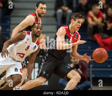 Vilnius, Lituanie. Oct 11, 2017. ben madgen (r) de Lietuvos rytas vilnius en compétition lors d'une table ronde 1 match d'Eurocup 2017-2018 entre Lietuvos rytas vilnius de Lituanie et retabet panier bilbao d'Espagne à Vilnius, Lituanie, oct. 11, 2017. crédit : alfredas pliadis/Xinhua/Alamy live news Banque D'Images