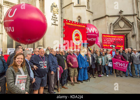 Londres, Royaume-Uni. Oct 12, 2017. Les membres du syndicat des Travailleurs des Communications pour protester contre les cours royales de justice que la Poste en justice pour empêcher l'action de grève. Crédit : David Rowe/Alamy Live News Banque D'Images