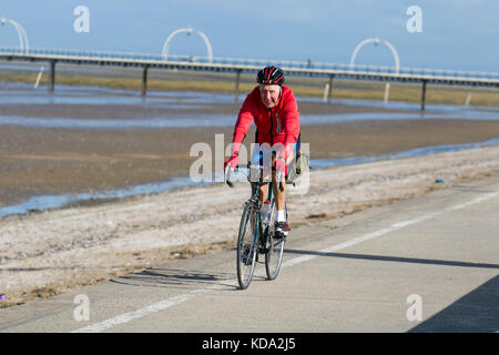 Southport, Merseyside, Royaume-Uni. Oct 12, 2017. Météo britannique. Lumineuse, ensoleillée mais venteuse journée sur le front de mer des sables bitumineux et la piste cyclable Sentier Pennine Trans. Les résidents de profiter de l'installation d'attacher les vents à prendre dans un peu de soleil et profiter de la vue sur la côte de Sefton. Credit : MediaWorldImages/Alamy Live News Banque D'Images