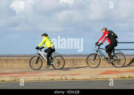 Southport, Merseyside, Royaume-Uni. Oct 12, 2017. Météo britannique. Lumineuse, ensoleillée mais venteuse journée sur le front de mer des sables bitumineux et la piste cyclable Sentier Pennine Trans. Les résidents de profiter de l'installation d'attacher les vents à prendre dans un peu de soleil et profiter de la vue sur la côte de Sefton. Credit : MediaWorldImages/Alamy Live News Banque D'Images