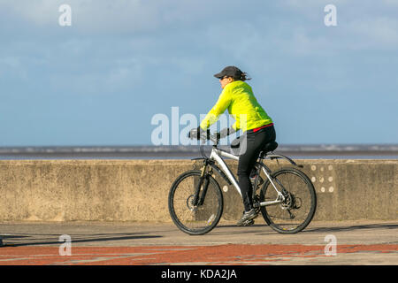 Southport, Merseyside, Royaume-Uni. Oct 12, 2017. Météo britannique. Lumineuse, ensoleillée mais venteuse journée sur le front de mer des sables bitumineux et la piste cyclable Sentier Pennine Trans. Les résidents de profiter de l'installation d'attacher les vents à prendre dans un peu de soleil et profiter de la vue sur la côte de Sefton. Credit : MediaWorldImages/Alamy Live News Banque D'Images