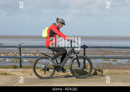 Southport, Merseyside, Royaume-Uni. Oct 12, 2017. Météo britannique. Lumineuse, ensoleillée mais venteuse journée sur le front de mer des sables bitumineux et la piste cyclable Sentier Pennine Trans. Les résidents de profiter de l'installation d'attacher les vents à prendre dans un peu de soleil et profiter de la vue sur la côte de Sefton. Credit : MediaWorldImages/Alamy Live News Banque D'Images