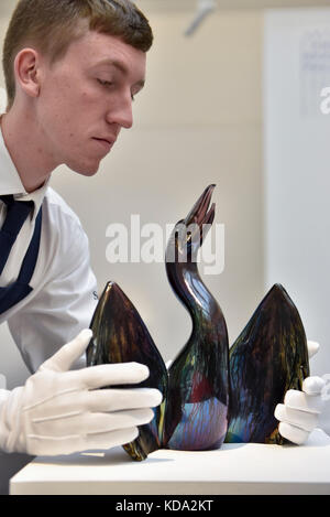 Londres, Royaume-Uni. Oct 12, 2017. Un technicien inspecte 'Black', 2013, par Paul Fryer (est. GBP3-5k) à un essai d'œuvres pour l''Art d' Grenfell à vente aux enchères Sotheby's, New Bond Street, le 16 octobre. Grands artistes contemporains ont accepté de faire don d'œuvres à la vente aux enchères, le produit sera divisé également entre les 158 familles survivantes de la tour Grenfell feu par la fiducie de bienfaisance. Portobello Rugby Crédit : Stephen Chung/Alamy Live News Banque D'Images