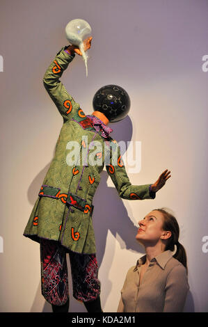 Londres, Royaume-Uni. Oct 12, 2017. Un membre du personnel de l'école vues 'Bad Boy', 2014, par Yinka Shonibare (est. GBP70-90k) à un essai d'œuvres pour l''Art d' Grenfell à vente aux enchères Sotheby's, New Bond Street, le 16 octobre. Grands artistes contemporains ont accepté de faire don d'œuvres à la vente aux enchères, le produit sera divisé également entre les 158 familles survivantes de la tour Grenfell feu par la fiducie de bienfaisance. Portobello Rugby Crédit : Stephen Chung/Alamy Live News Banque D'Images