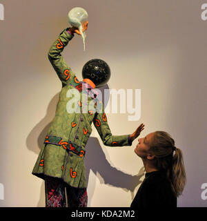 Londres, Royaume-Uni. Oct 12, 2017. Un membre du personnel de l'école vues 'Bad Boy', 2014, par Yinka Shonibare (est. GBP70-90k) à un essai d'œuvres pour l''Art d' Grenfell à vente aux enchères Sotheby's, New Bond Street, le 16 octobre. Grands artistes contemporains ont accepté de faire don d'œuvres à la vente aux enchères, le produit sera divisé également entre les 158 familles survivantes de la tour Grenfell feu par la fiducie de bienfaisance. Portobello Rugby Crédit : Stephen Chung/Alamy Live News Banque D'Images
