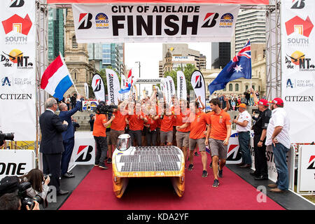 Canberra. 12 octobre 2017. Nuon Solar Team Vehicle Nuna9 des pays-Bas franchit la ligne d'arrivée le jour 5 du Bridgestone World Solar Challenge 2017 à Adelaid, Australie, le 12 octobre 2017. Crédit : Bridgestone World Solar Challenge/Xinhua/Alamy Live News 2017 Banque D'Images