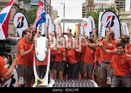 Canberra. 12 octobre 2017. Les membres de l'équipe du véhicule Nuon Solar Team Nuna9 des pays-Bas célèbrent après que le véhicule ait franchi la ligne d'arrivée le jour 5 du Bridgestone World Solar Challenge 2017 à Adelaid, en Australie, le 12 octobre 2017. Crédit : Bridgestone World Solar Challenge/Xinhua/Alamy Live News 2017 Banque D'Images