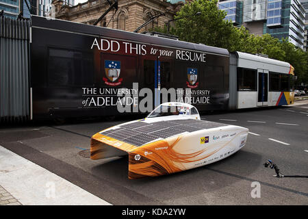 Canberra. 12 octobre 2017. Nuon Solar Team Vehicle Nuna9 des pays-Bas court le jour 5 du Bridgestone World Solar Challenge 2017 à Adélaïde, Australie, le 12 octobre 2017. Crédit : Bridgestone World Solar Challenge/Xinhua/Alamy Live News 2017 Banque D'Images