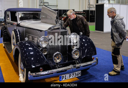 Hambourg, Allemagne. 12 octobre 2017. Une Packard Eight de 1934 en cours d'inspection au salon Hamburg Motor Classics à Hambourg, Allemagne, le 12 octobre 2017. Les voitures anciennes, les modèles récents et les motos classiques seront exposés et mis en vente au tout premier salon Hamburg Motor Classics, qui se tiendra du 13 au 15 octobre 2017. Crédit : Ulrich Perrey/Ulrich Perrey/dpa/Alamy Live News Banque D'Images