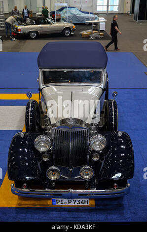 Hambourg, Allemagne. 12 octobre 2017. Photo d'une Packard Eight de 1934 prise au salon Hamburg Motor Classics à Hambourg, Allemagne, le 12 octobre 2017. Les voitures anciennes, les modèles récents et les motos classiques seront exposés et mis en vente au tout premier salon Hamburg Motor Classics, qui se tiendra du 13 au 15 octobre 2017. Crédit : Ulrich Perrey/Ulrich Perrey/dpa/Alamy Live News Banque D'Images