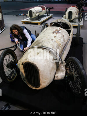 Hambourg, Allemagne. 12 octobre 2017. Les voitures de course Cuno Bistram sont en préparation pour le salon Hamburg Motor Classics à Hambourg, Allemagne, le 12 octobre 2017. Les voitures anciennes, les modèles récents et les motos classiques seront exposés et mis en vente au tout premier salon Hamburg Motor Classics, qui se tiendra du 13 au 15 octobre 2017. Crédit : Ulrich Perrey/Ulrich Perrey/dpa/Alamy Live News Banque D'Images