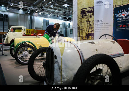 Hambourg, Allemagne. 12 octobre 2017. Une voiture de course historique photographiée au salon Hamburg Motor Classics à Hambourg, en Allemagne, le 12 octobre 2017. Les voitures anciennes, les modèles récents et les motos classiques seront exposés et mis en vente au tout premier salon Hamburg Motor Classics, qui se tiendra du 13 au 15 octobre 2017. Crédit : Ulrich Perrey/Ulrich Perrey/dpa/Alamy Live News Banque D'Images