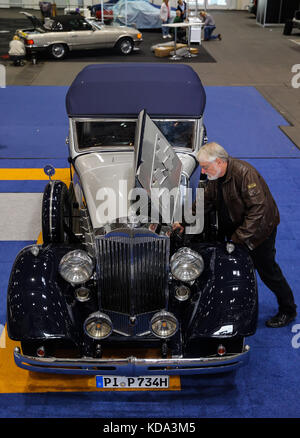 Hambourg, Allemagne. 12 octobre 2017. Une Packard Eight de 1934 en cours d'inspection au salon Hamburg Motor Classics à Hambourg, Allemagne, le 12 octobre 2017. Les voitures anciennes, les modèles récents et les motos classiques seront exposés et mis en vente au tout premier salon Hamburg Motor Classics, qui se tiendra du 13 au 15 octobre 2017. Crédit : Ulrich Perrey/Ulrich Perrey/dpa/Alamy Live News Banque D'Images