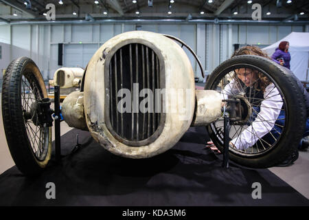 Hambourg, Allemagne. 12 octobre 2017. Les voitures de course Cuno Bistram sont en préparation pour le salon Hamburg Motor Classics à Hambourg, Allemagne, le 12 octobre 2017. Les voitures anciennes, les modèles récents et les motos classiques seront exposés et mis en vente au tout premier salon Hamburg Motor Classics, qui se tiendra du 13 au 15 octobre 2017. Crédit : Ulrich Perrey/Ulrich Perrey/dpa/Alamy Live News Banque D'Images