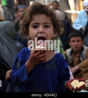 (171012) - SPIN Buldak (AFGHANISTAN), 12 octobre 2017 (Xinhua) - une jeune fille afghane revenant du Pakistan attend un camion pour rentrer chez elle à la frontière Spin Buldak, dans le sud de la province de Kandahar, Afghanistan, 12 octobre 2017. (Xinhua/Sanaullah Seaim) (HY) Banque D'Images