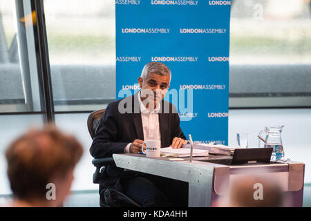 Londres, Royaume-Uni. 12Th oct 2017. maire de Londres Sadiq Khan répond à une question de M. Sahota onkar pendant l'heure des questions du maire à l'hôtel de ville. crédit : mark kerrison/Alamy live news Banque D'Images