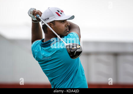 Kuala Lumpur, Malaisie. 12 octobre 2017. Inde Aniirban Lahiri participe au tournoi de golf PGA CIMB Classic 2017 à Kuala Lumpur, en Malaisie. Crédit : Danny Chan/Alamy Live News Banque D'Images