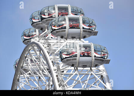 Londres, Royaume-Uni. Oct 12, 2017. UK - beau temps attire des touristes au London Eye, l'un des monuments emblématiques de la capitale, sur un moderne ensoleillée d'automne après-midi. Crédit : Stephen Chung/Alamy Live News Banque D'Images