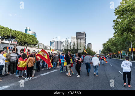 Madrid, Espagne - 12 octobre 2017 : une foule de personnes avec des drapeaux dans la Parade de la fête nationale espagnole. Plusieurs troupes prendre part à la parade militaire de la fête nationale de l'Espagne. Le roi Felipe VI, la Reine Letizia et le premier ministre Espagnol Mariano Rajoy a présidé le défilé. Juan Jimenez/Alamy Live News Banque D'Images