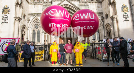 Londres, Royaume-Uni. 12 octobre 2017. Les membres du syndicat des Travailleurs des Communications pour protester contre les cours royales de justice que la Poste en justice pour empêcher l'action de grève. David Rowe/Alamy Live News. Banque D'Images