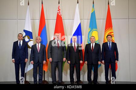 Sotchi, Russie. 11 octobre 2017. Le président russe Vladimir Poutine, au centre, se tient avec les dirigeants des anciens états soviétiques au début du sommet du Conseil économique eurasien le 11 octobre 2017 à Sotchi, en Russie. De gauche à droite, se trouvent le président de la CEE Tigran Sargsyan, le président arménien Serzh Sargsyan, le président biélorusse Alexandre Loukachenko, le président russe Vladimir Poutine, le président kazakh Nursultan Nazarbayev et le premier ministre kirghize SAPAR Isakov. Crédit : Planetpix/Alamy Live News Banque D'Images