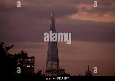 Uk. 12Th oct 2017. uk weather : coucher de soleil sur london crédit : Sebastian remme/Alamy live news Banque D'Images