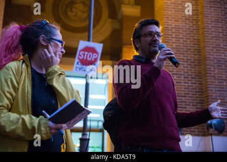 Londres, Royaume-Uni. Oct 12, 2017. Projet de loi traite de cycliste des militants de l'arrêter de tuer les cyclistes tenant une campagne dans l'emporte-pièce et veillée en dehors de Kensington et Chelsea town hall pour marquer le décès de 36 ans charlotte cycliste landi le 27 septembre après avoir été heurté par un poids lourd sur Chelsea Bridge. le quartier chic de Kensington et Chelsea a été critiqué par les militants pour le blocage du cycle cycle protégé les autoroutes et refusant d'appliquer les limites de vitesse 20mph. crédit : mark kerrison/Alamy live news Banque D'Images