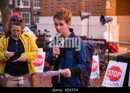 Londres, Royaume-Uni. 12Th oct 2017. Helen, un cycliste qui a survécu à être renversé de son vélo par un camion à Earl's court en 1996, les adresses des militants du arrêter de tuer les cyclistes tenant une campagne dans l'emporte-pièce et veillée en dehors de Kensington et Chelsea town hall pour marquer le décès de 36 ans charlotte cycliste landi le 27 septembre après avoir été heurté par un poids lourd sur Chelsea Bridge. le quartier chic de Kensington et Chelsea a été critiqué par les militants pour le blocage du cycle cycle protégé les autoroutes et refusant d'appliquer les limites de vitesse 20mph. crédit : mark kerrison/Alamy live news Banque D'Images