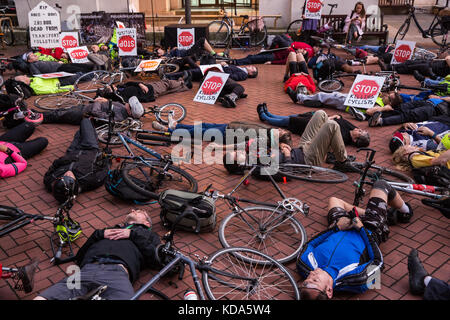 Londres, Royaume-Uni. 12 octobre 2017. Des militants de la campagne d'arrêter de tuer les cyclistes tenir une vigile die-dans et en dehors de Kensington et Chelsea town hall pour marquer le décès de 36 ans charlotte cycliste landi le 27 septembre après avoir été heurté par un poids lourd sur Chelsea Bridge. le quartier chic de Kensington et Chelsea a été critiqué par les militants pour le blocage du cycle cycle protégé les autoroutes et refusant d'appliquer les limites de vitesse 20mph. crédit : mark kerrison/Alamy live news Banque D'Images