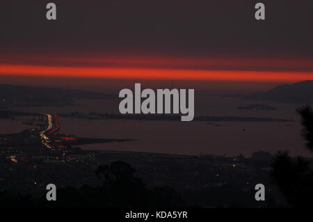 San Francisco, Californie, USA. Oct 11, 2017. La fumée des incendies de Napa et Sonoma couvre San Francisco, Oakland, le Golden Gate Bridge et le Bay Bridge au coucher du Soleil, San Francisco, CA Crédit : Peter Graham/Alamy Live News Banque D'Images