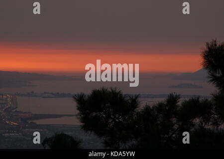 San Francisco, Californie, USA. Oct 11, 2017. La fumée des incendies de Napa et Sonoma couvre San Francisco, Oakland, le Golden Gate Bridge et le Bay Bridge au coucher du Soleil, San Francisco, CA Crédit : Peter Graham/Alamy Live News Banque D'Images