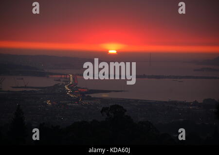 San Francisco, Californie, USA. Oct 11, 2017. La fumée des incendies de Napa et Sonoma couvre San Francisco, Oakland, le Golden Gate Bridge et le Bay Bridge au coucher du Soleil, San Francisco, CA Crédit : Peter Graham/Alamy Live News Banque D'Images