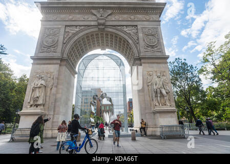 New York, USA. 12 oct, 2017 ai weiwei's installation sculpturale 'Les bonnes clôtures font les bons voisins" s'ouvre officiellement au public. l'installation de 300 sculptures dans la ville est prévue pour fonctionner à la fin de février, en collaboration avec le public art fund's 40 anniversaire. gens de Washington square a pris des photos et a marché à travers le passage de la sculpture. D'après au dissident chinois et activiste des droits de l'homme Ai Weiwei, le travail s'inspire de la migration internationale et la crise mondiale actuelle du paysage géopolitique crédit : stacy walsh rosenstock/Alamy live news Banque D'Images