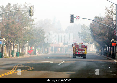 Napa, CA, États-Unis. 12 octobre 2017. Un pompier roule le long d'une avenue Lincoln déserte dans le centre-ville de Calistoga jeudi matin. Un ordre d'évacuation pour la ville est resté en vigueur à la suite d'un certain nombre d'incendies de forêt à proximité. Crédit : Napa Valley Register/ZUMA Wire/Alamy Live News Banque D'Images