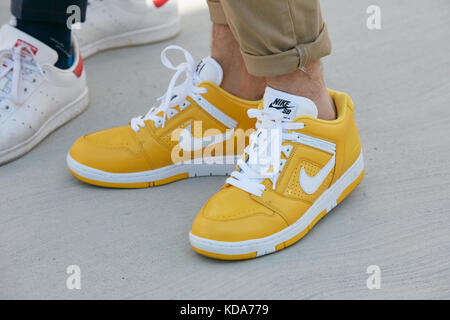 Milan - 20 septembre : l'homme avec du jaune et blanc nike sneakers avant alberto zambelli fashion show, Milan Fashion week street style le 20 septembre 2 Banque D'Images