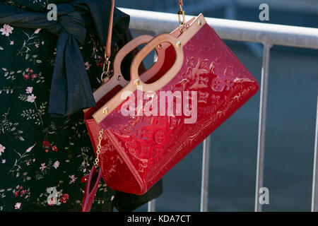 Femme Avec Le Sac Noir De Louis Vuitton Avec Le Logo D'or Et Veste Brune  Avant Mode De Milan Fashion Show Gucci Photographie éditorial - Image du  mode, coloré: 194554907